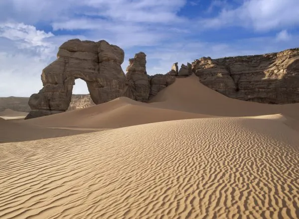sunlit-rock-arch-in-the-desert-SBI-300962709